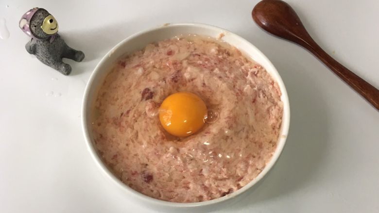 宝宝辅食之莲藕肉饼蒸蛋,打入鸡蛋。