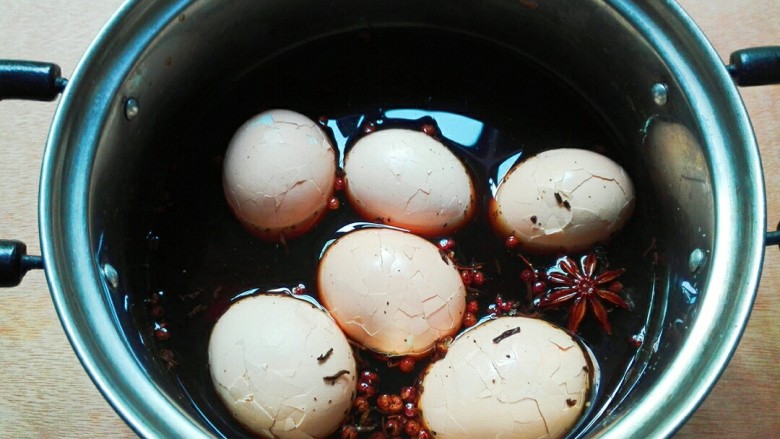 椒茶蛋,鸡蛋也蒸好了,拿勺子在鸡蛋壳上轻轻的敲敲,敲出裂痕,放小锅里再烧开,翻个面,小火烧三分钟,关火