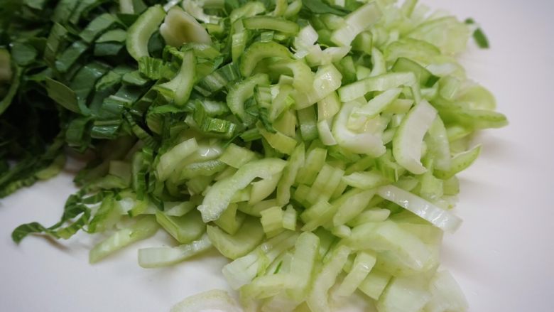 酱鸭菜泡饭,青菜切成小块(比丝要宽,比块要小)