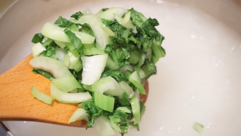 酱鸭菜泡饭,加入饭锅中