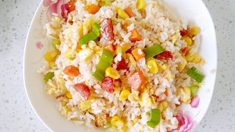 蛋炒饭,再加点<a style='color:red;display:inline-block;' href='/shicai/ 788'>生抽</a>，<a style='color:red;display:inline-block;' href='/shicai/ 756'>鸡精</a>调味，大火翻炒两分钟即可出锅