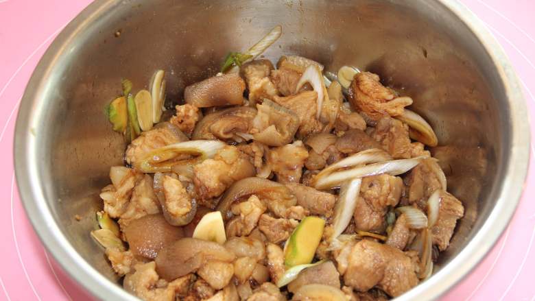 焖猪蹄,如图,将肉肉与调味搅拌均匀,放大概10-15分钟,以入味