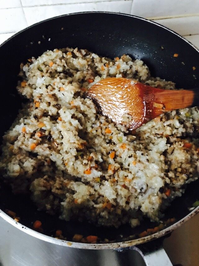 烧麦,待锅内肉末香菇炒熟后,加入糯米饭,翻炒均匀,加入适量鸡精、盐,<a style='color:red;display:inline-block;' href='/shicai/ 692'>酱油</a>。最后撒上葱花