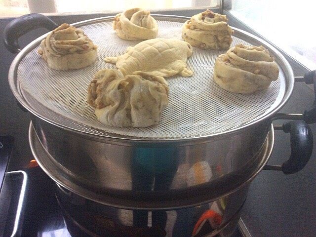 核桃仁花卷,装锅在醒半小时,在开火蒸20分钟关火,焖5分钟在出锅