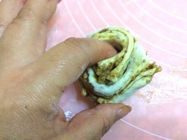 核桃仁花卷,拉长围着手指绕一圈,