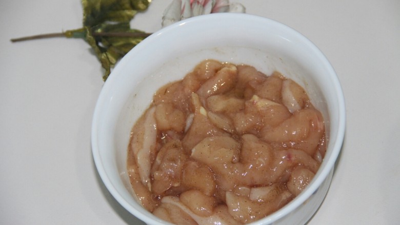 美味炸鸡柳,拌匀,腌半个小时