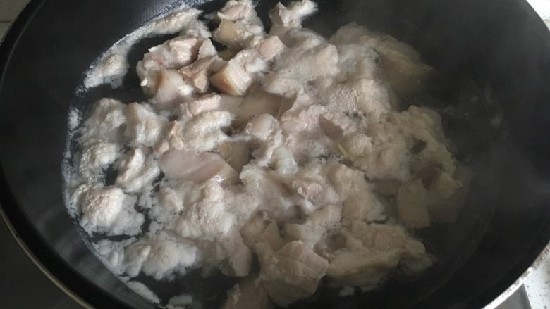 美味红烧肉,大火煮开,看见有浮末后关火