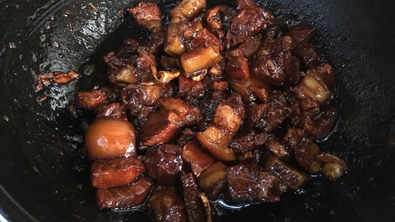 美味红烧肉,等到汤汁变少,不停用铲子翻炒上膏收汁即可