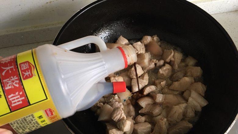 美味红烧肉,等到猪肉炒热,加入<a style='color:red;display:inline-block;' href='/shicai/ 788'>生抽</a>调味