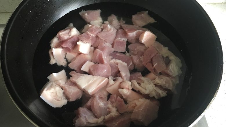 美味红烧肉,猪肉切小块,冷水入锅