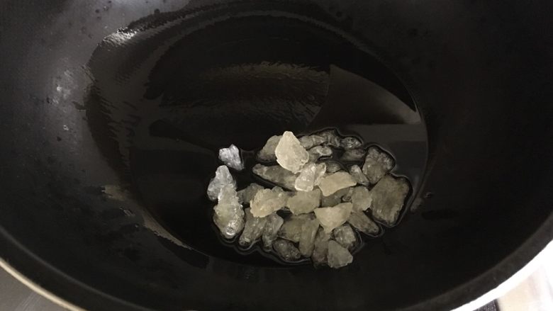美味红烧肉,锅中热油,小火炒化冰糖