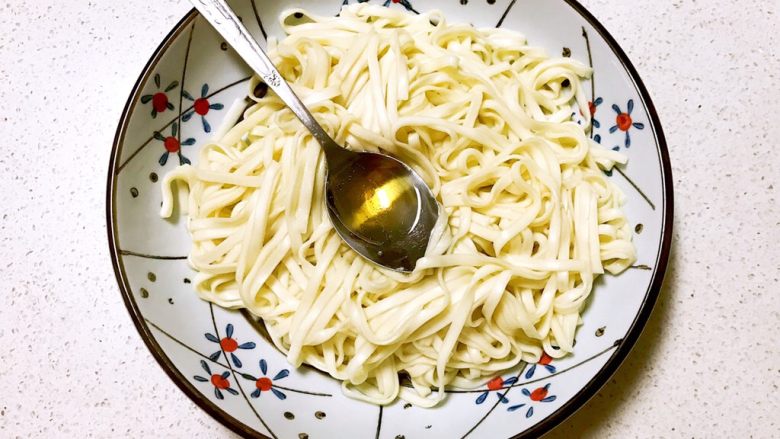 10分钟快手菜 杂蔬炒面,把面条捞出来,加入1勺芝麻油