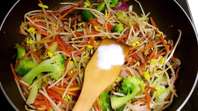 10分钟快手菜 杂蔬炒面,加入精盐翻炒均匀