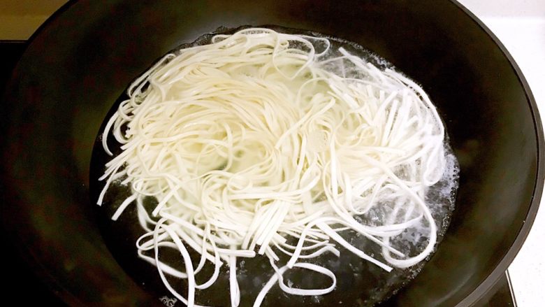 10分钟快手菜 杂蔬炒面,锅内加入冷水烧开后放入面条,煮2分钟