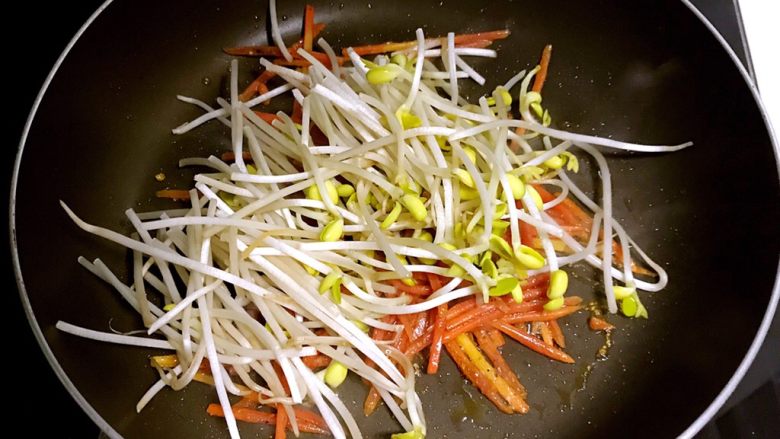 10分钟快手菜 杂蔬炒面,加入黄豆芽翻炒1分钟