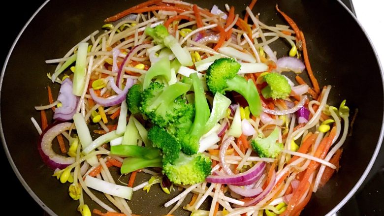 10分钟快手菜 杂蔬炒面,加入焯好的西蓝花,翻炒1分钟
