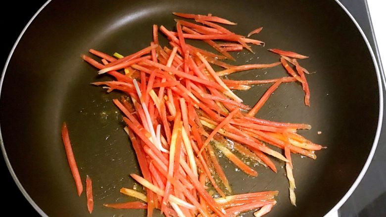 10分钟快手菜 杂蔬炒面,加入胡萝卜丝翻炒1分钟