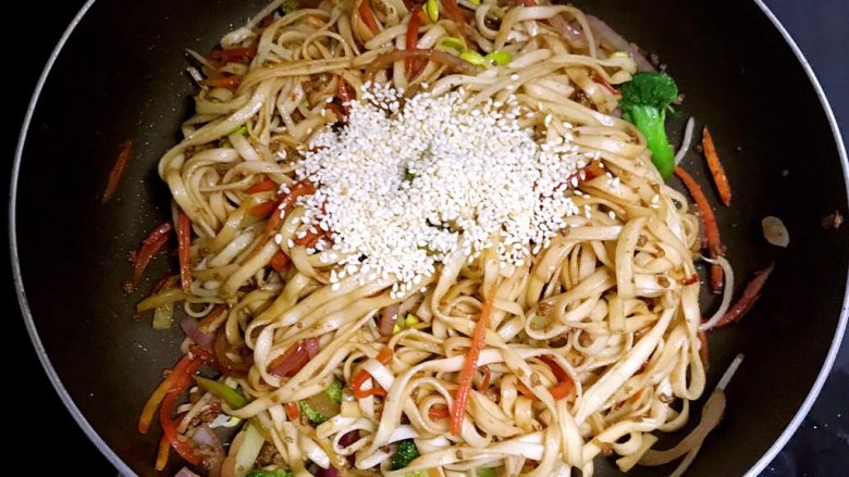 10分钟快手菜 杂蔬炒面,撒上白芝麻,翻炒均匀即可