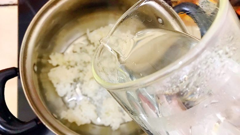 姹紫嫣红紫薯稀饭,加入饮用水!
水量为锅子的二分之一!