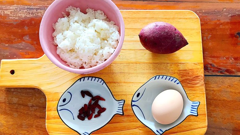 姹紫嫣红紫薯稀饭,首先我们准备好所有食材!
<a style='color:red;display:inline-block;' href='/shicai/ 9268'>水煮蛋</a>是已经煮好了的,熟的!