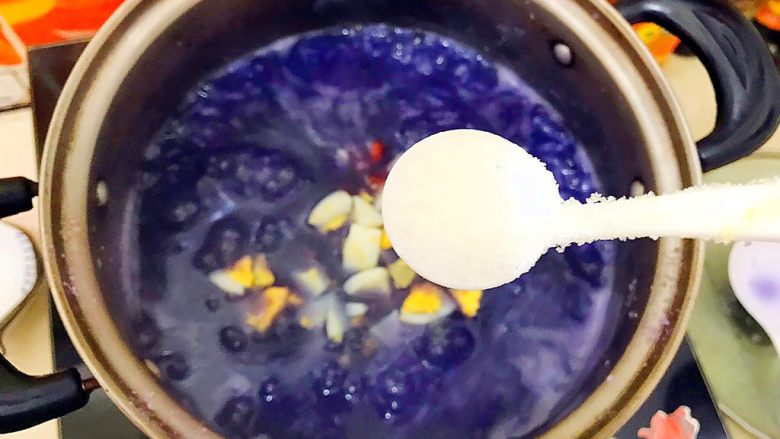 姹紫嫣红紫薯稀饭,加适量细砂糖!
至于加多少细砂糖请根据你自己的嗜甜程度自行衡量!
如果你不喜欢吃甜口的也可以不放!