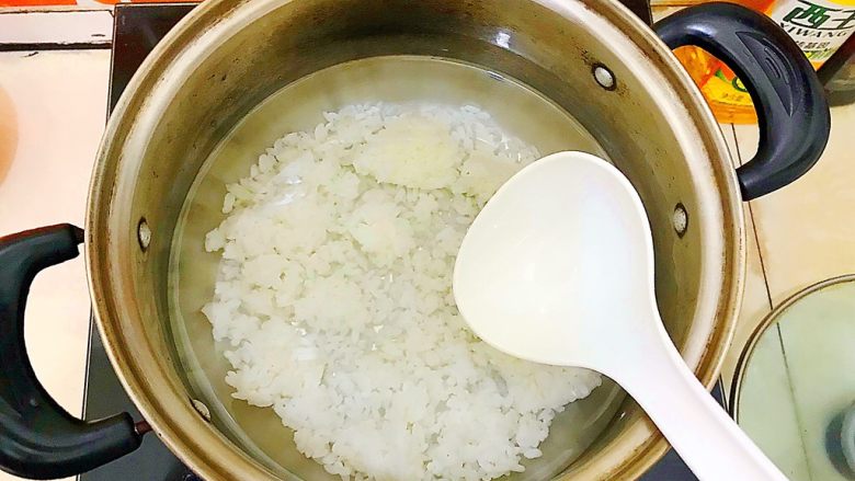 姹紫嫣红紫薯稀饭,把米饭稍微打散一下!