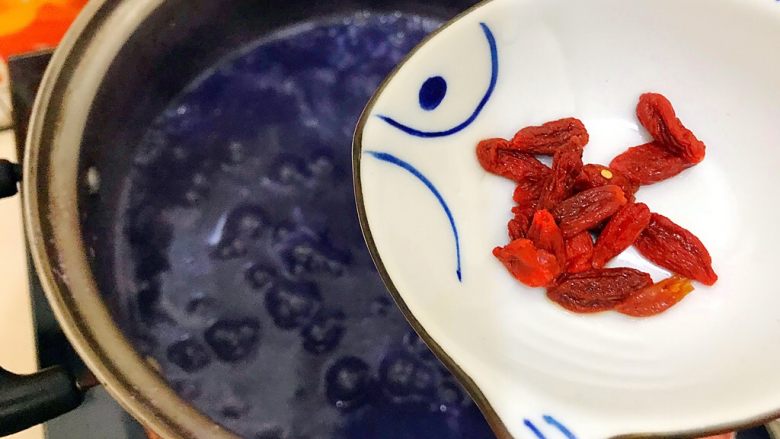 姹紫嫣红紫薯稀饭,加入枸杞!