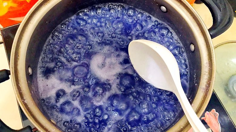 姹紫嫣红紫薯稀饭,煮的期间可以打开一次锅盖,搅拌一下,以免糊锅粘底!