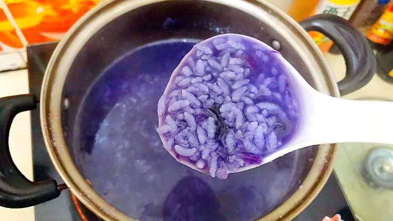 姹紫嫣红紫薯稀饭,米粒不用煮开花,煮成这个样子就差不多了!