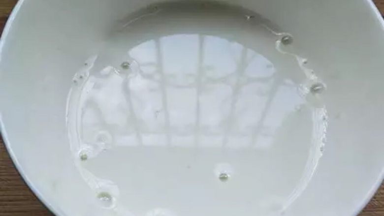 糖醋里脊,加清<a style='color:red;display:inline-block;' href='/shicai/ 156925'>水</a>,调成稀糊