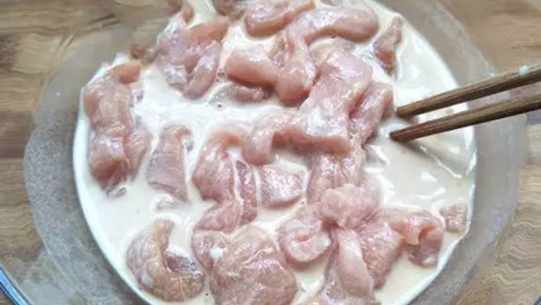 糖醋里脊,把腌制好的里脊肉丝倒入调好的淀粉糊中搅拌均匀