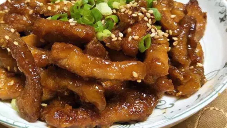 糖醋里脊,撒上熟芝麻,加点葱花。