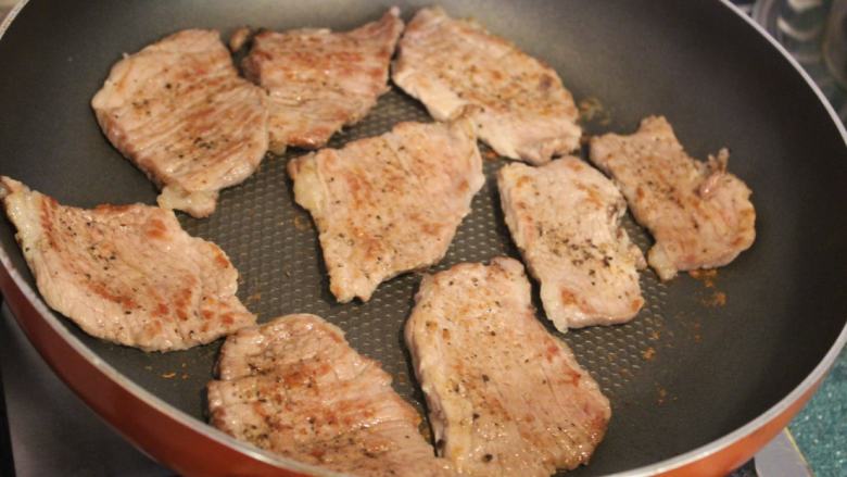 豚丼‧烧肉盖饭,不沾锅平底锅大火烧热,不加油,将猪肉两面干煎出焦色后取出备用。