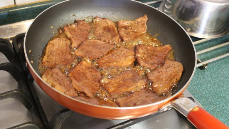 豚丼‧烧肉盖饭,煮至收汁。