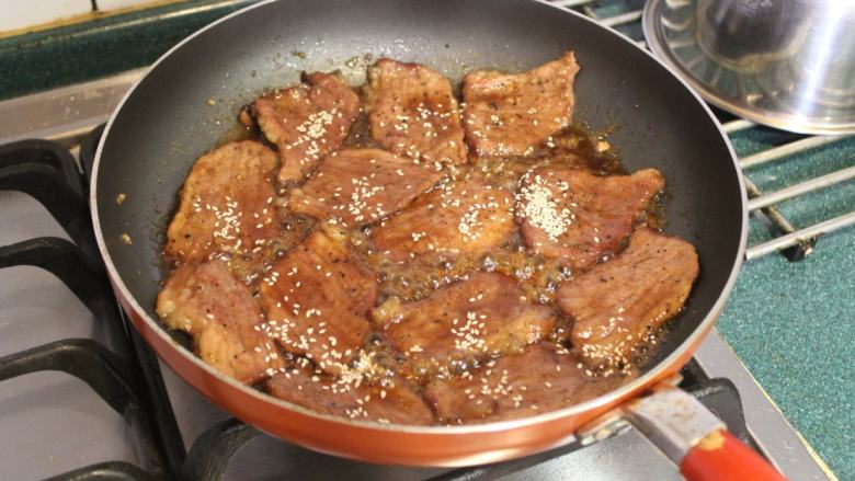 豚丼‧烧肉盖饭,熄火后,洒上白<a style='color:red;display:inline-block;' href='/shicai/ 666'>芝麻</a>。