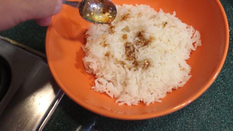 豚丼‧烧肉盖饭,盛碗热饭,淋上一点锅底酱汁。