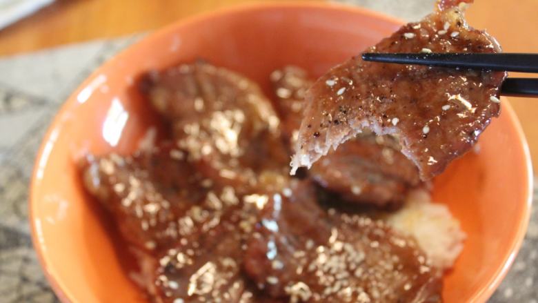 豚丼‧烧肉盖饭,肉片鲜甜多汁,肉质不会柴硬,好吃!肉汁淋入白饭,咸甜对味更是好吃。
