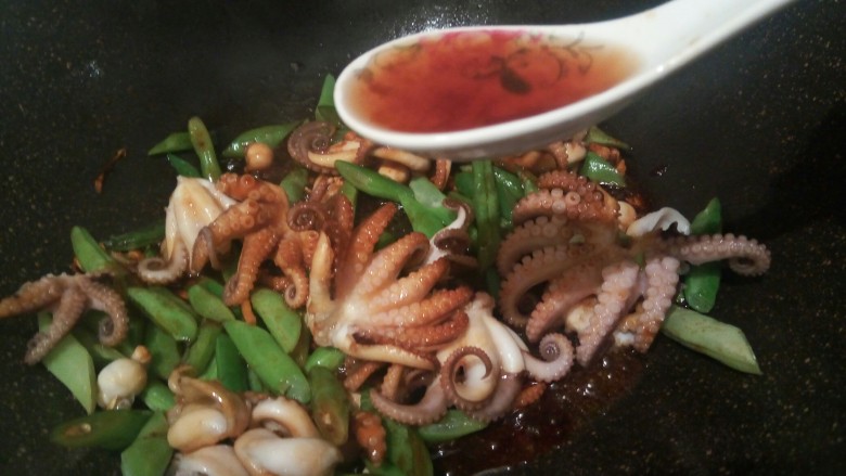 爆炒章鱼豆角,加料酒一勺,去腥,