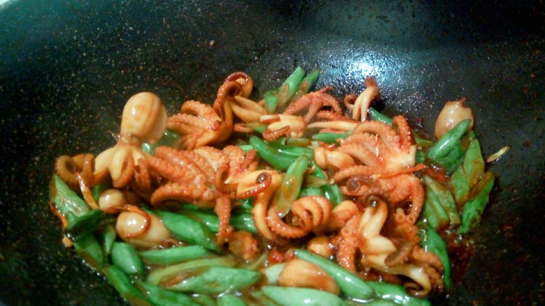 爆炒章鱼豆角,加的鸡粉翻炒均匀,起锅