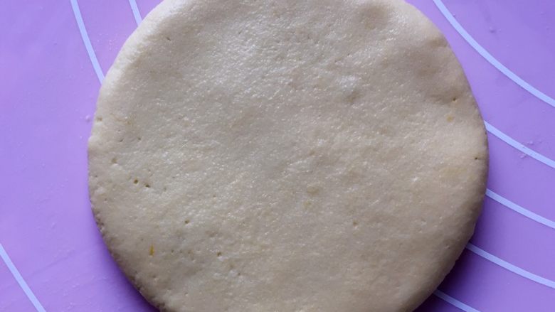 香煎花生南瓜饼,然后虎口手法包起来,收口朝下,用手掌心轻轻按压,压扁成圆饼。
