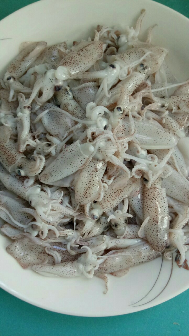 酱焖海兔,海兔洗净,水烧开后放水里焯30秒捞出,过凉水控干水分待用!