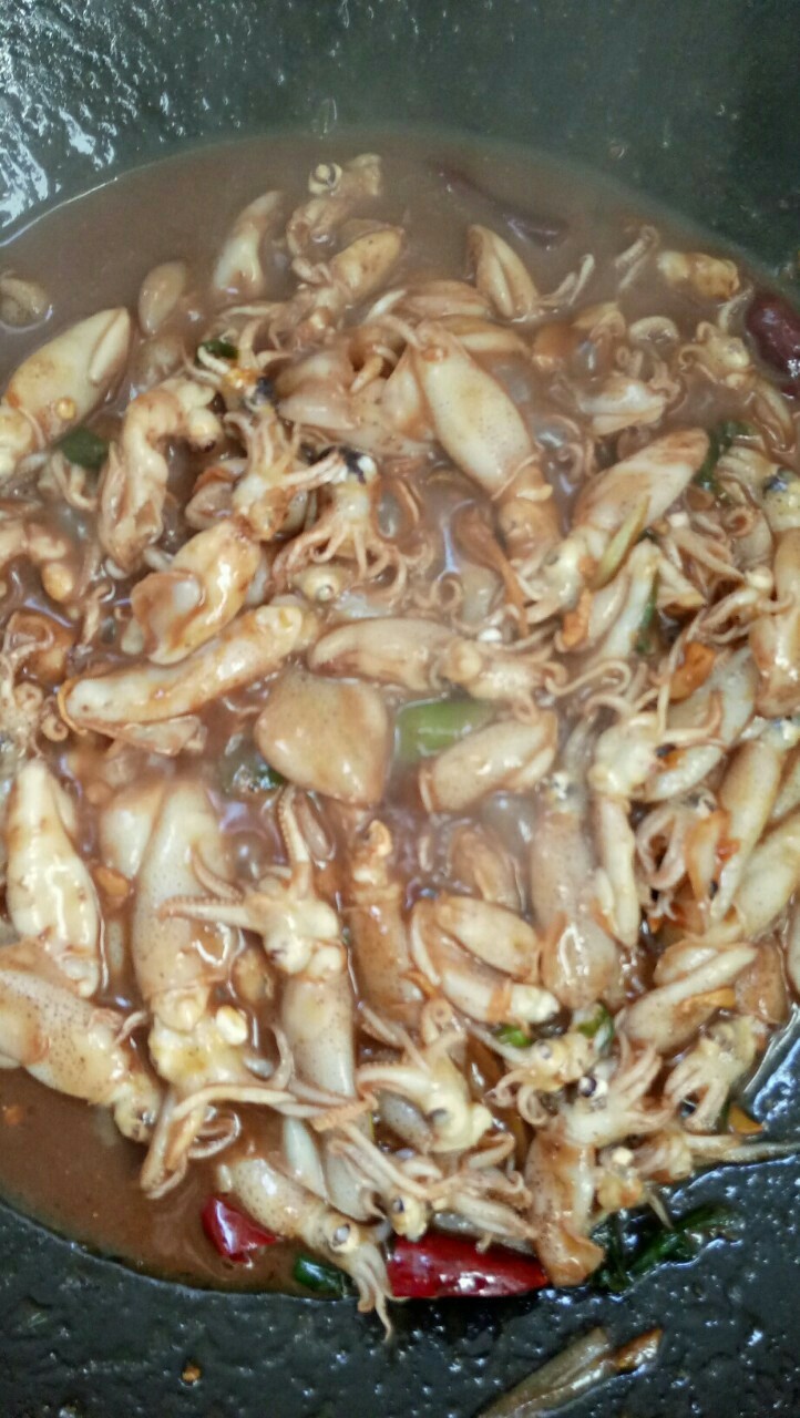 酱焖海兔,放入焯好的海兔迅速翻炒1到2分钟,加入事先调好的淀粉收汁!