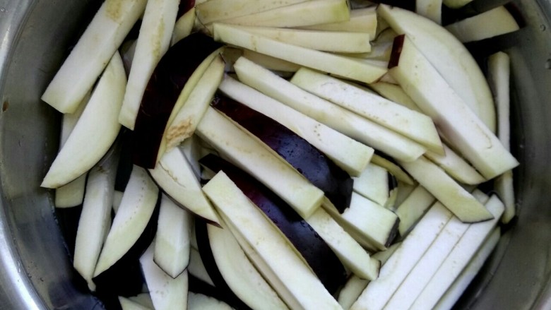 鱼香茄条,用清水洗一下,以免氧化变黑