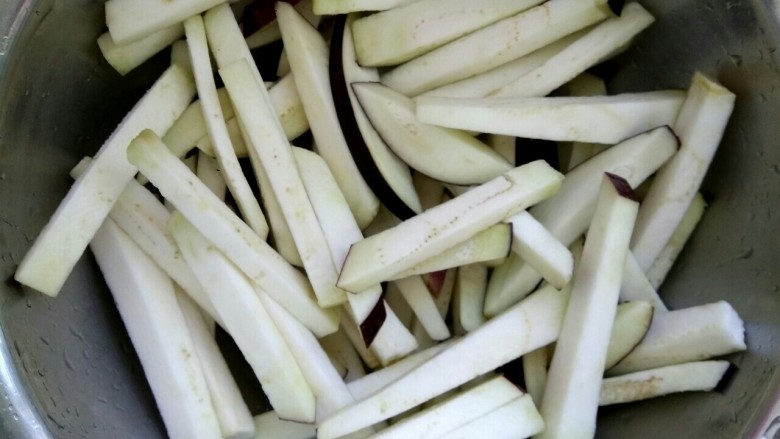 鱼香茄条,加适量盐,拌匀,腌一会儿