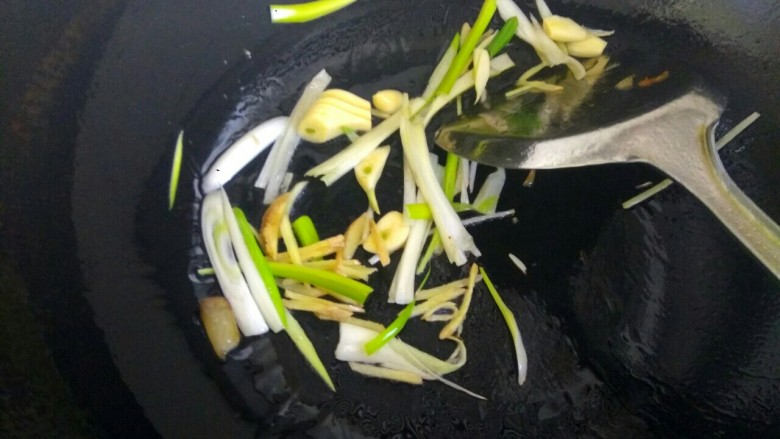 鱼香茄条,锅中放入少量油,爆香葱姜蒜