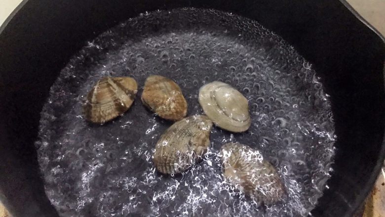 冬阴功海鲜汤or火锅,烧一小锅水,沸腾后加入花甲