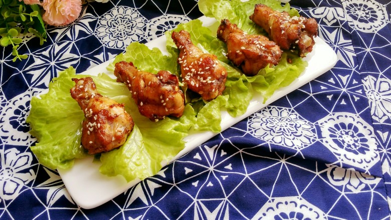 香辣鸡翅根(烤箱版),叮咚,香喷喷的翅根烤好啦!香辣美味好吃的停不下来,孩子说超棒!