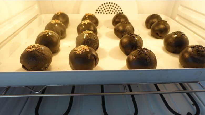 颜值派:黑色蛋黄酥,加入预热好的烤箱180度30分钟,