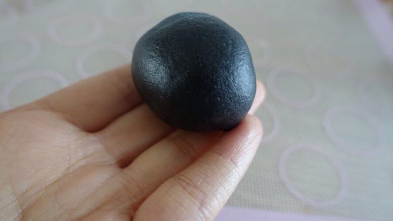 颜值派:黑色蛋黄酥,面皮状态整的均匀一点收口,保持油皮和油酥的厚度均匀。