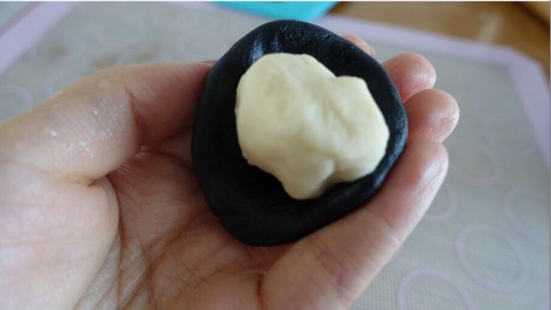 颜值派:黑色蛋黄酥,取一个油皮包住油酥